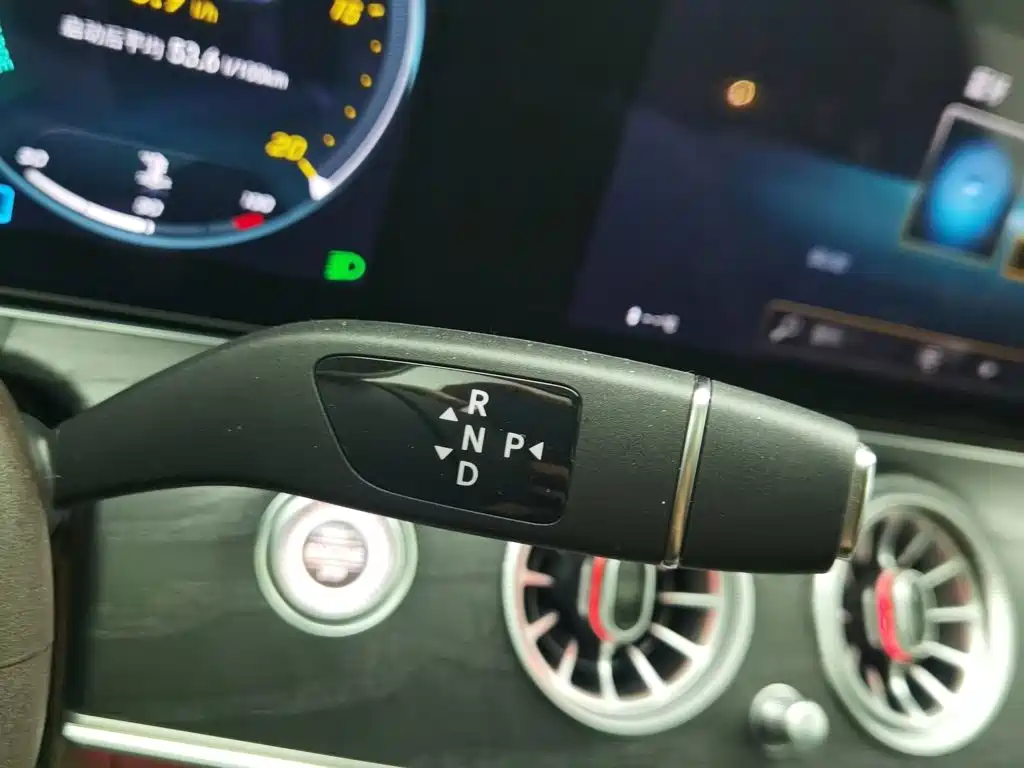 Mercedes-Benz E-Class — миниатюра 13