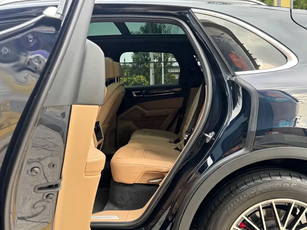 Porsche Cayenne — миниатюра 10