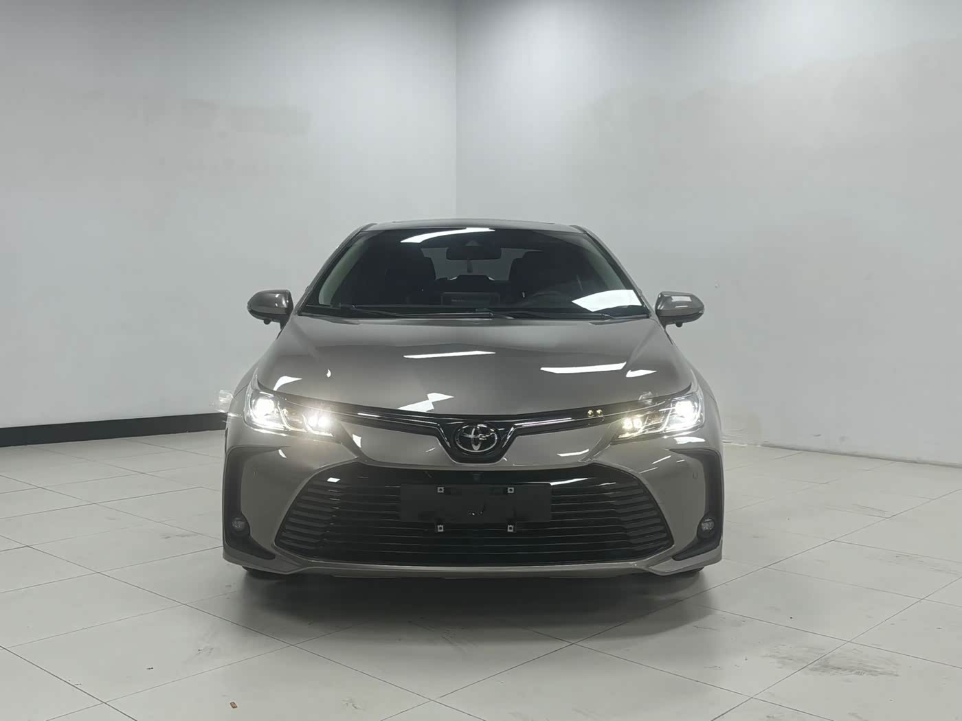 Toyota Corolla 1.2 л 2023 г. Серебристо-серый, пробег 23000 км