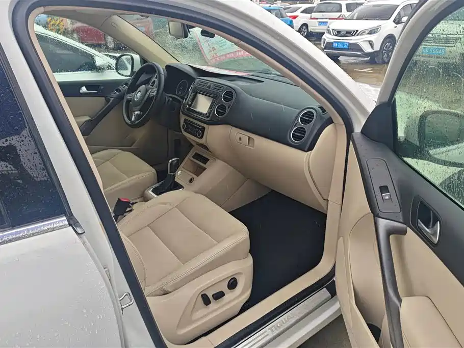 Volkswagen Tiguan 2012 2.0TSI AT