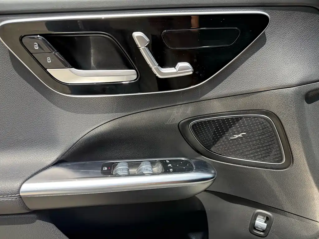 Mercedes-Benz C-Class — миниатюра 13
