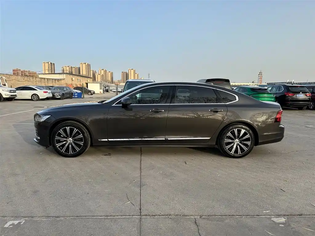 VOLVO S90