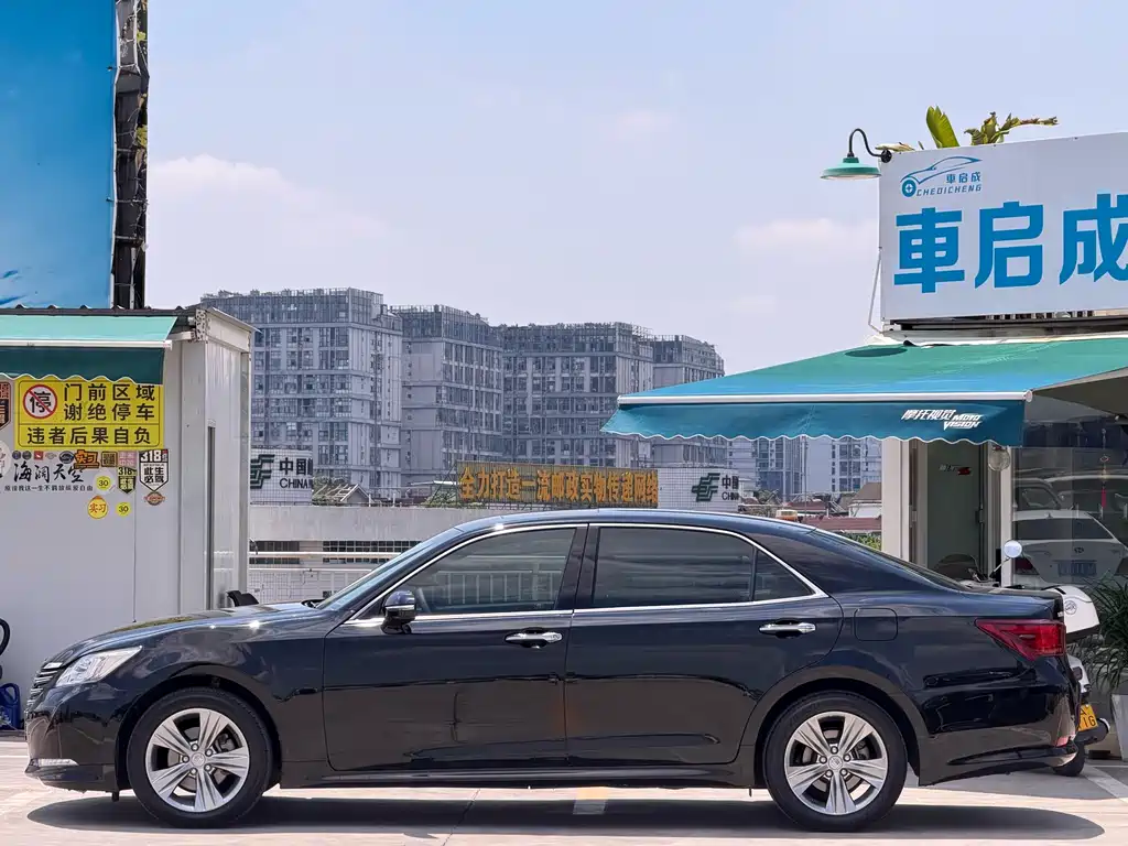 Toyota Crown — миниатюра 4