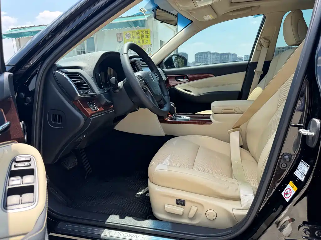 Toyota Crown — миниатюра 7