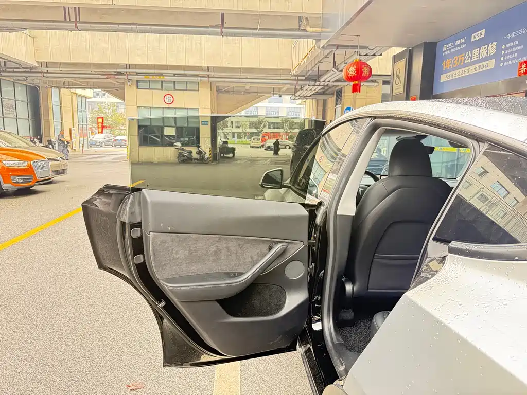 Tesla Model Y — миниатюра 12