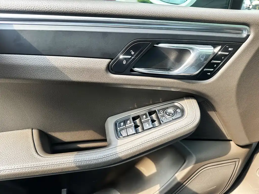Porsche Macan — миниатюра 11
