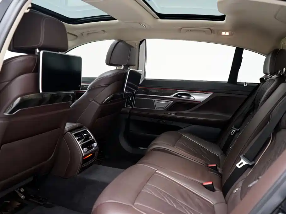 BMW 7 Series — миниатюра 5