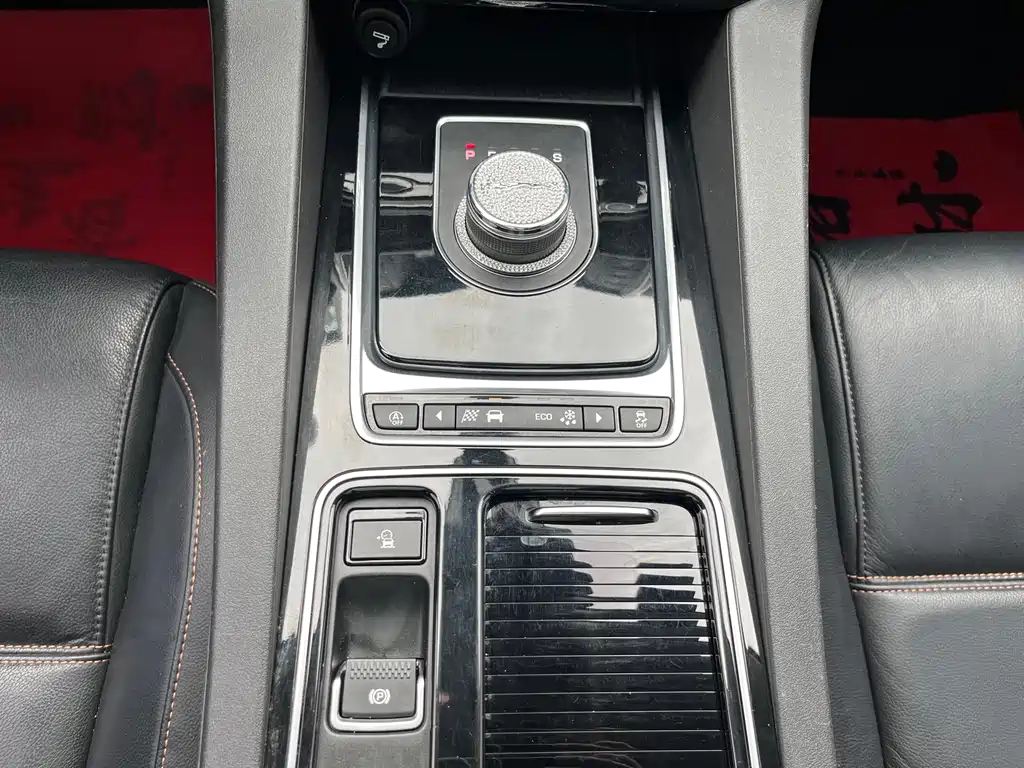 Jaguar F-PACE — миниатюра 12