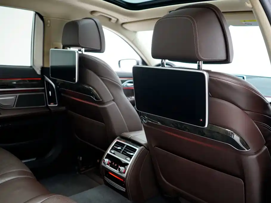BMW 7 Series — миниатюра 24