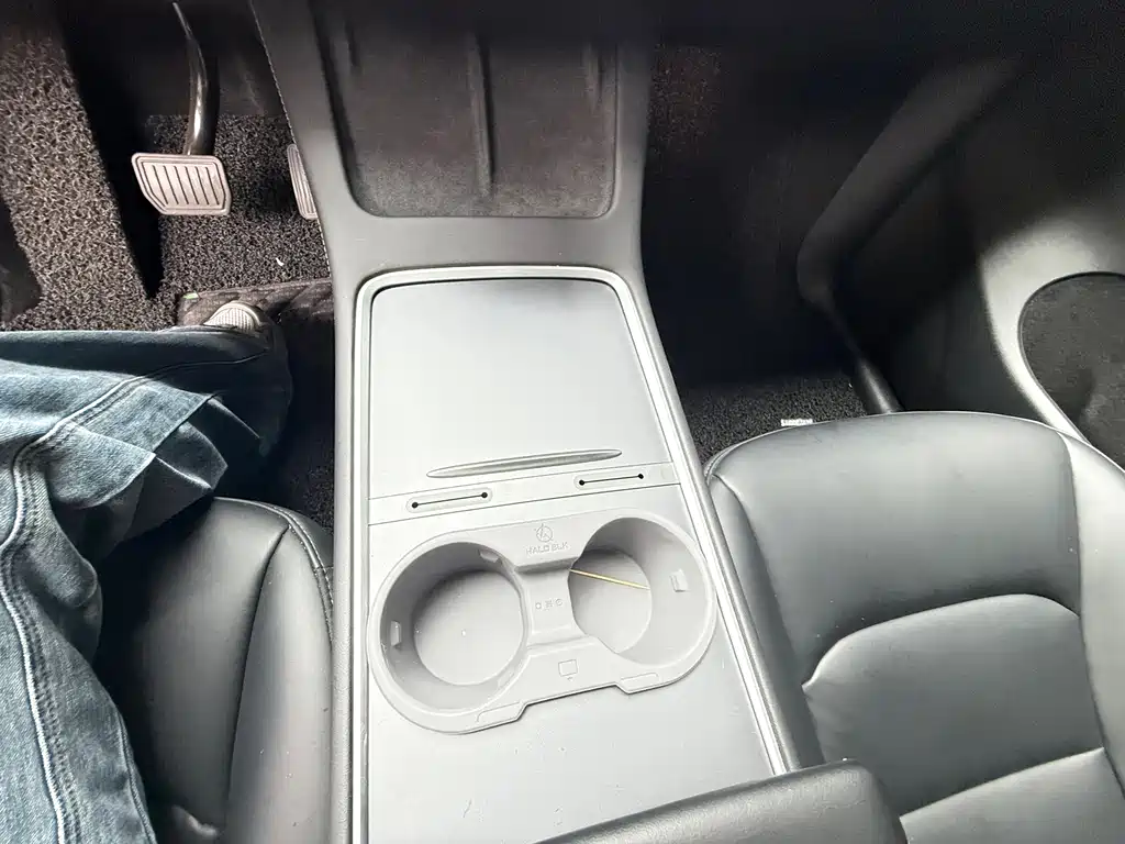 Tesla Model Y — миниатюра 8