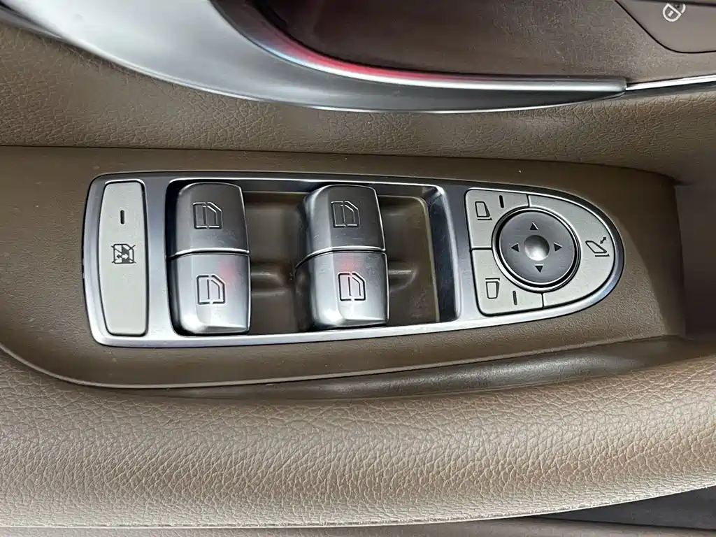 Mercedes-Benz E-Class — миниатюра 13