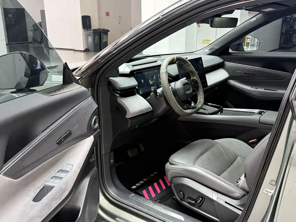 Lynk & Co 08 EM-P 2023 220km Halo