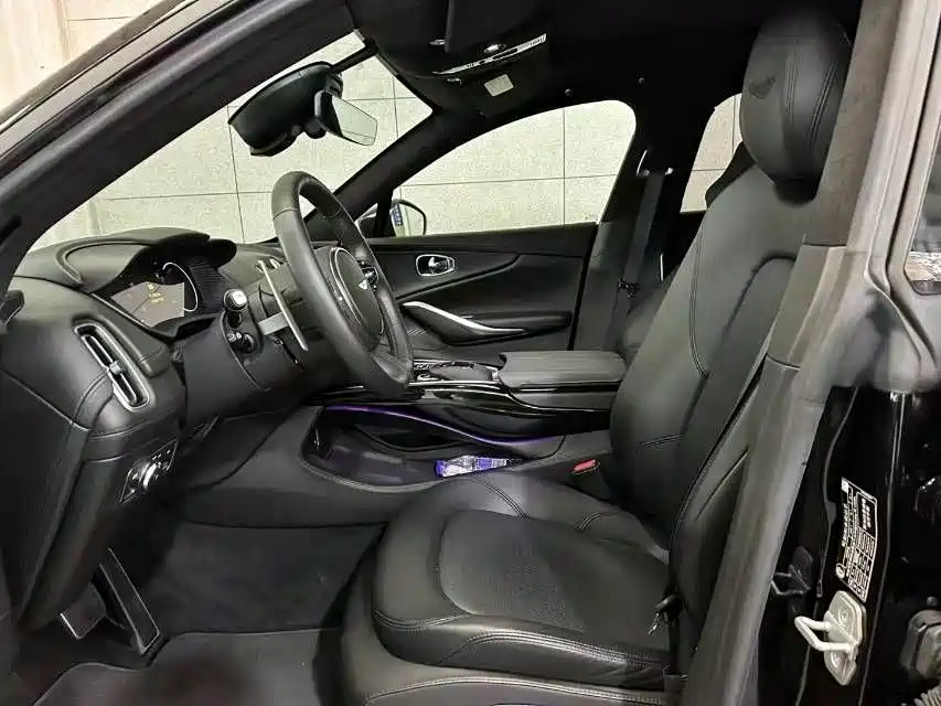 Aston Martin DBX 2021 4.0T V8