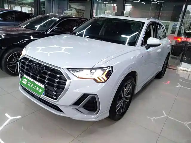 AUDI  Q3