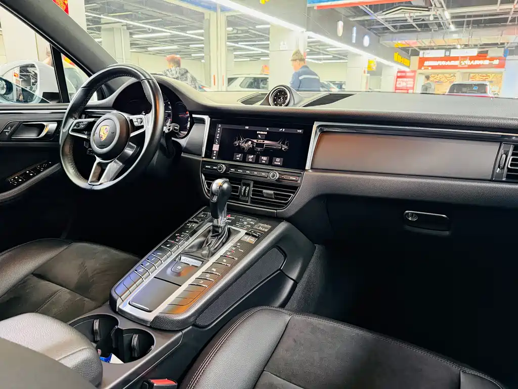 PORSCHE MACAN