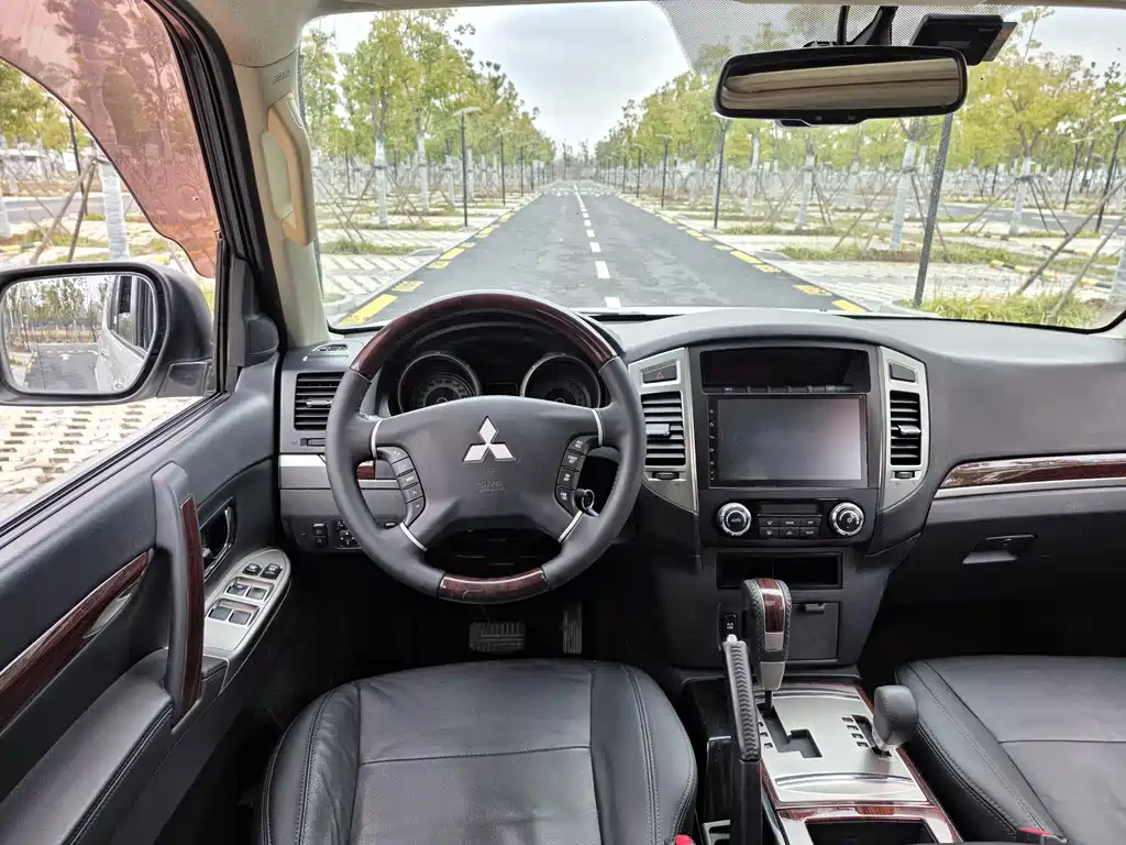 MITSUBISHI PAJERO