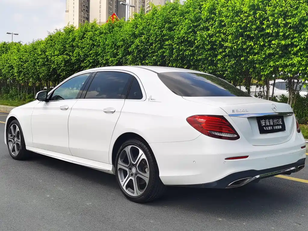 Mercedes-Benz E-Class — миниатюра 6