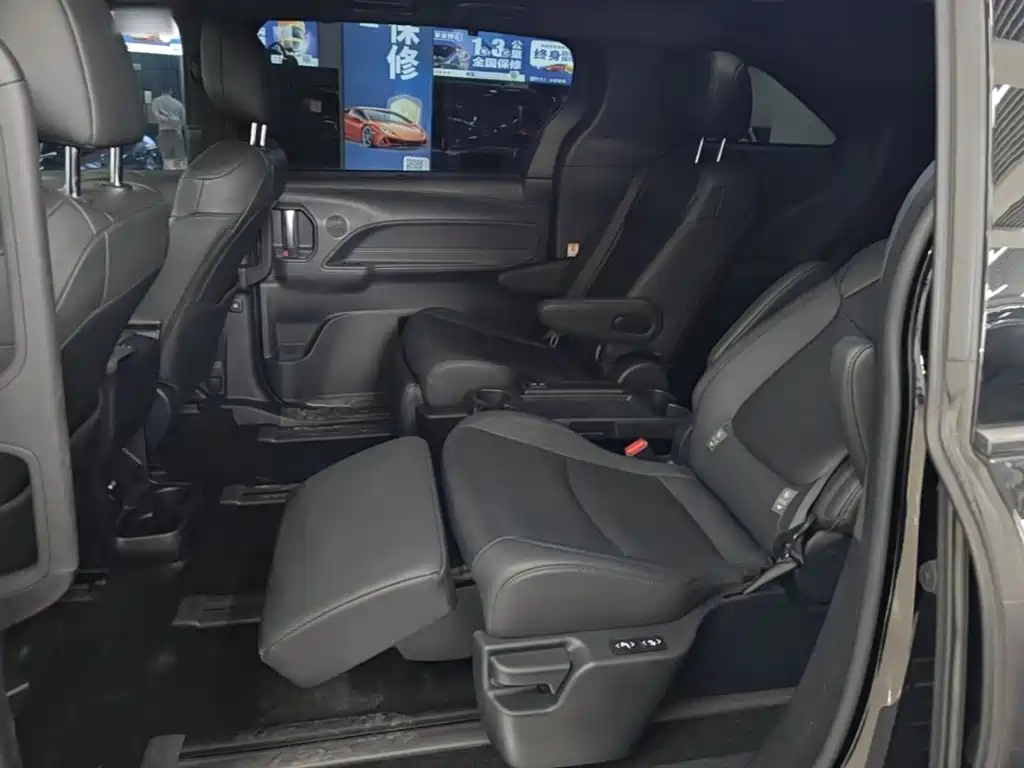 Toyota Sienna — миниатюра 17
