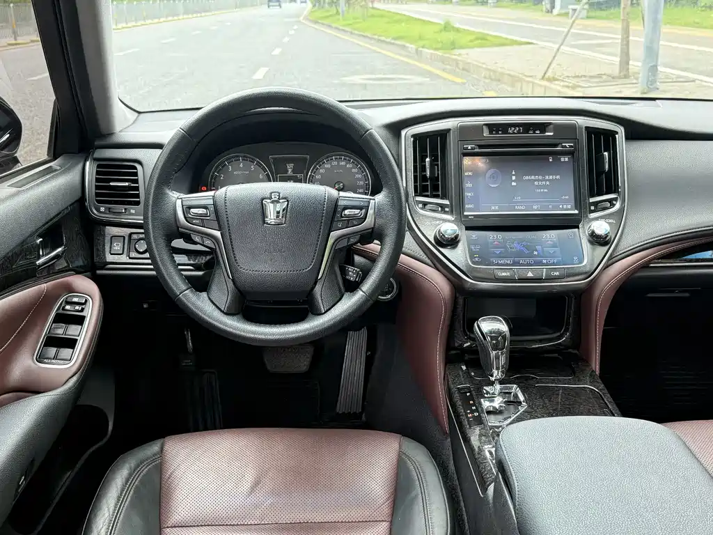 Toyota Crown — миниатюра 15