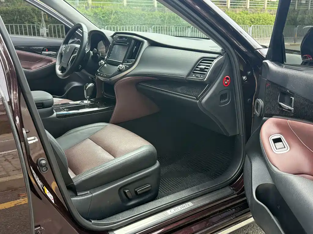 Toyota Crown — миниатюра 11