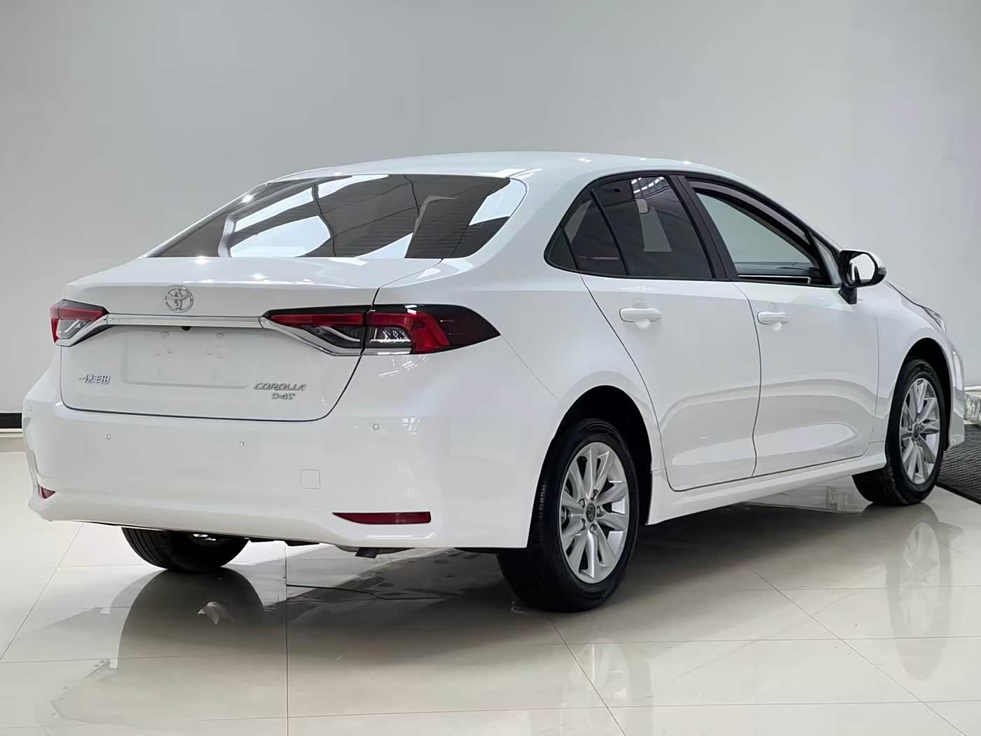Toyota Corolla 1.2 л 2023 г. Белый, пробег 9200 км
