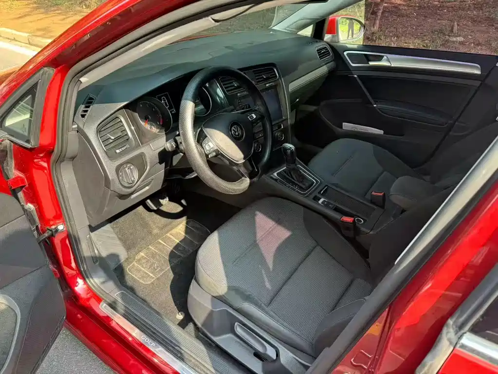 VOLKSWAGEN GOLF