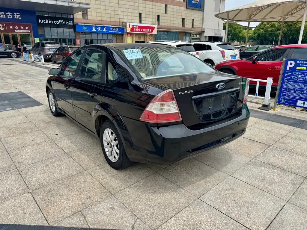 Ford Focus 2012 1.8L MT Fashion