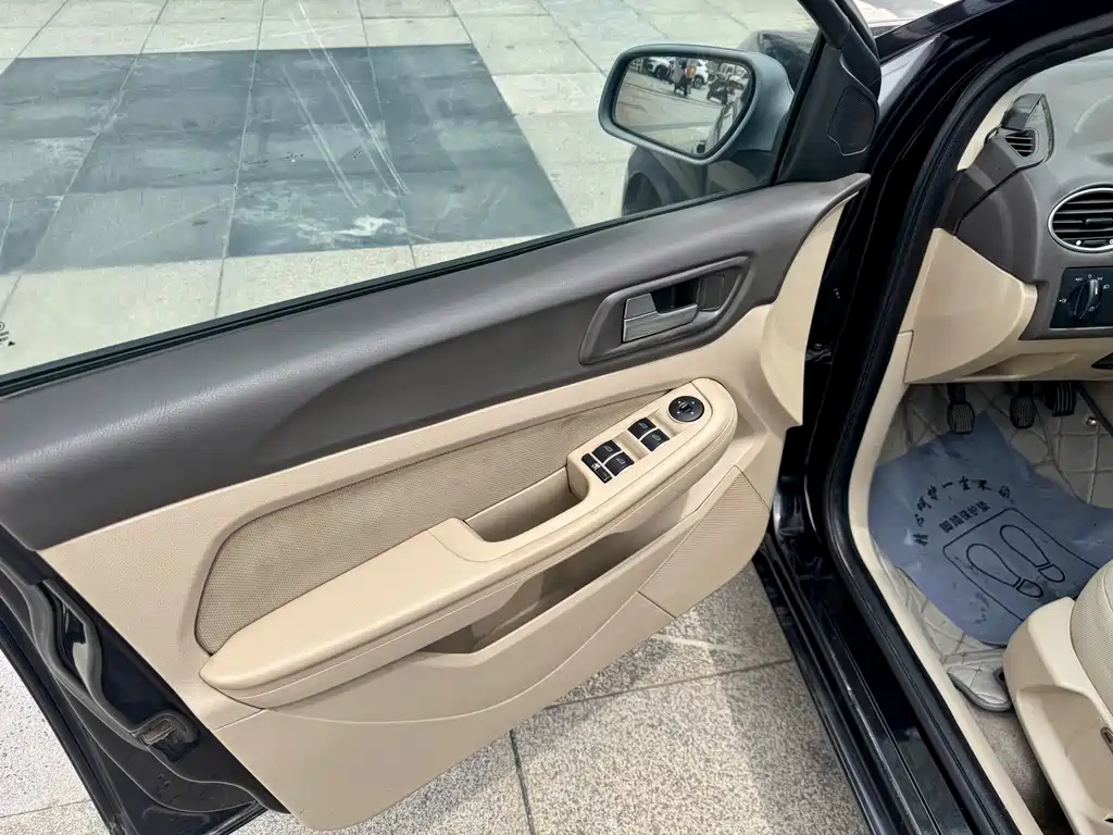 Ford Focus 2012 1.8L MT Fashion