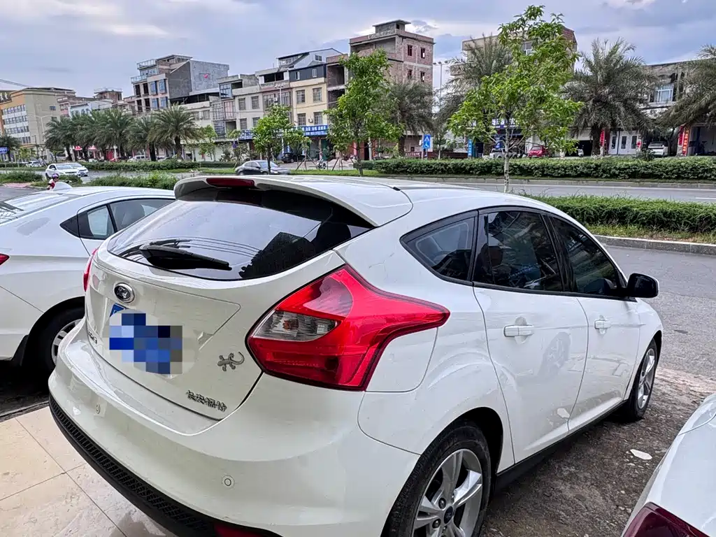 Ford Focus 2012 1.6L AT
