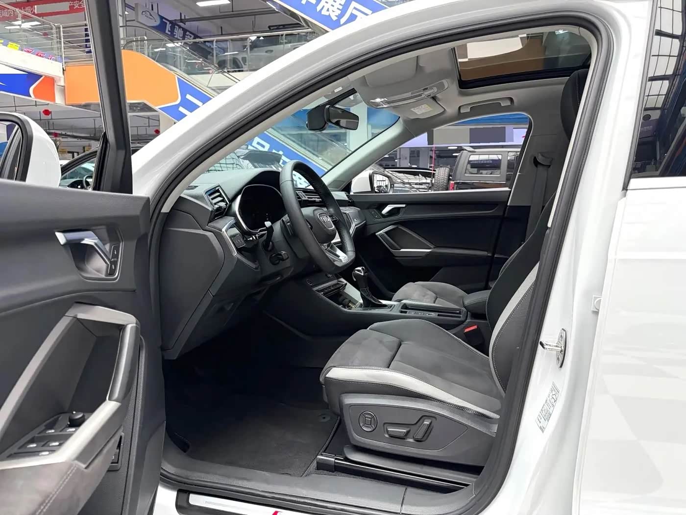 Audi Q3 1.4 л 2023 г. Белый, пробег 22000 км