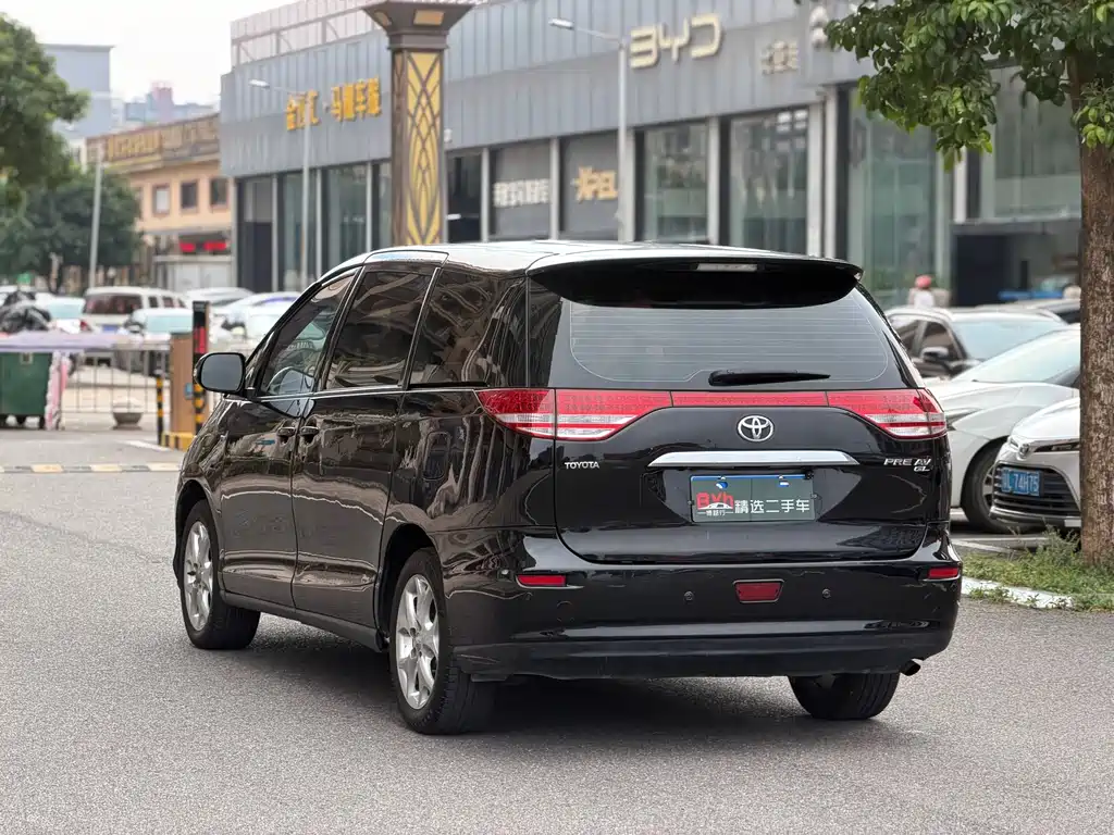 Toyota Previa — миниатюра 8