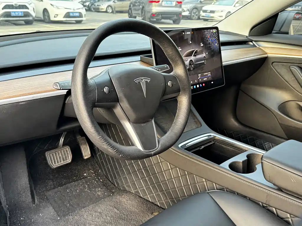Tesla Model 3 — миниатюра 6