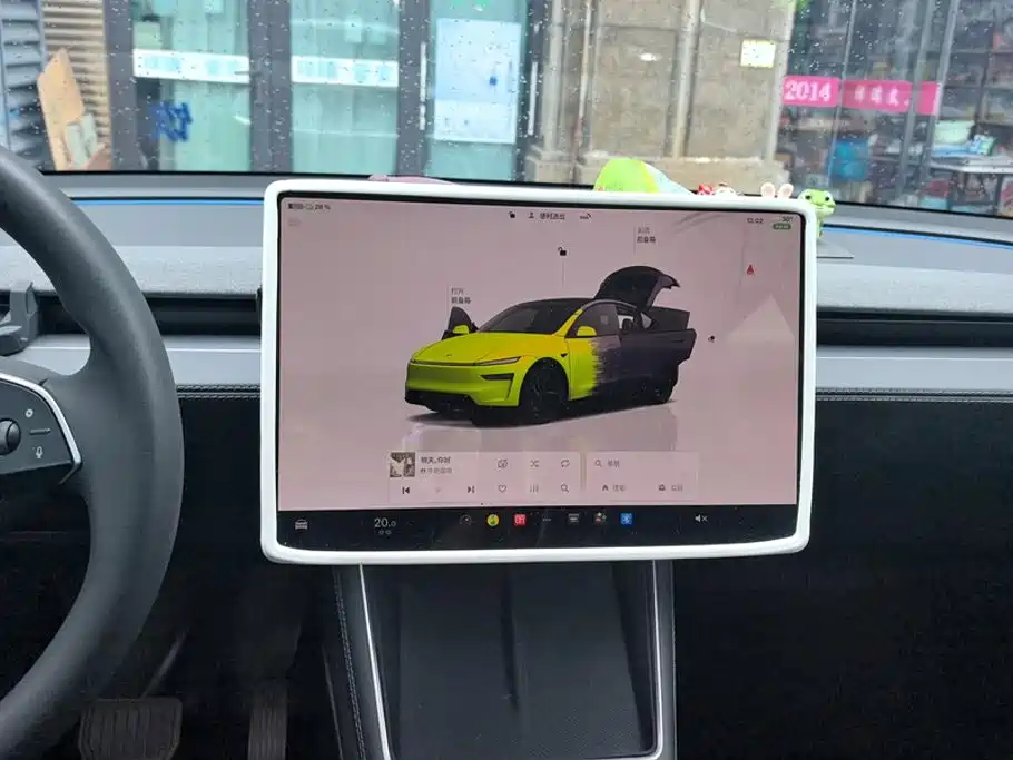 Tesla Model Y — миниатюра 13