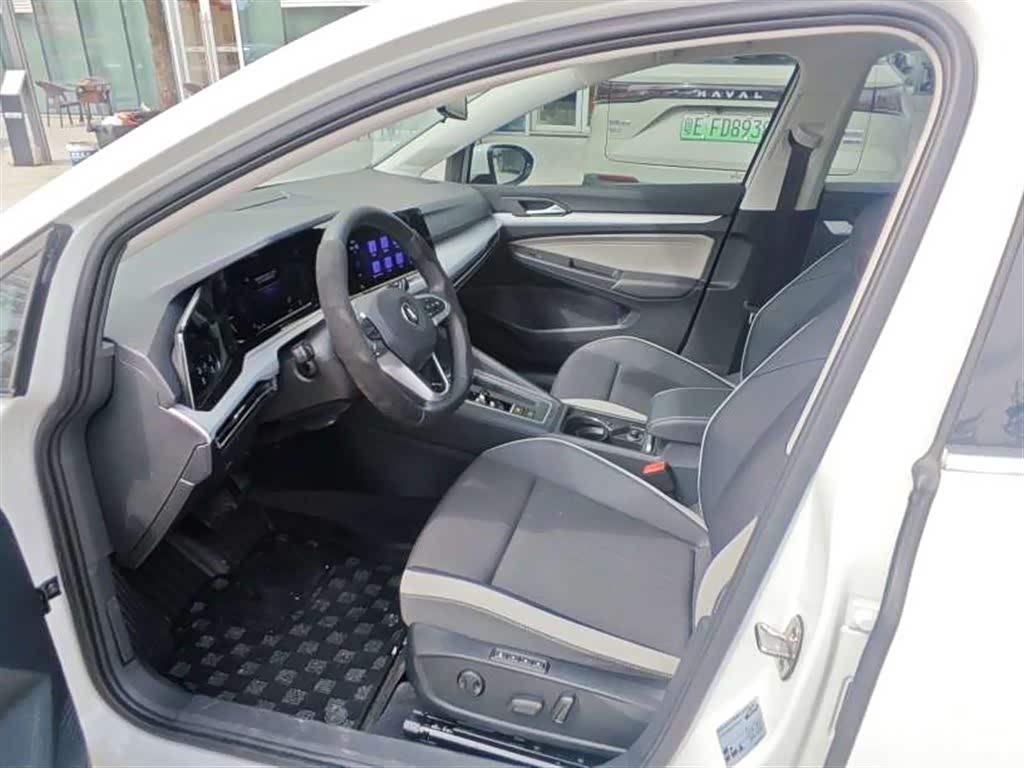 Volkswagen Golf 1.4 л 2025 г. Белый, пробег 8000 км