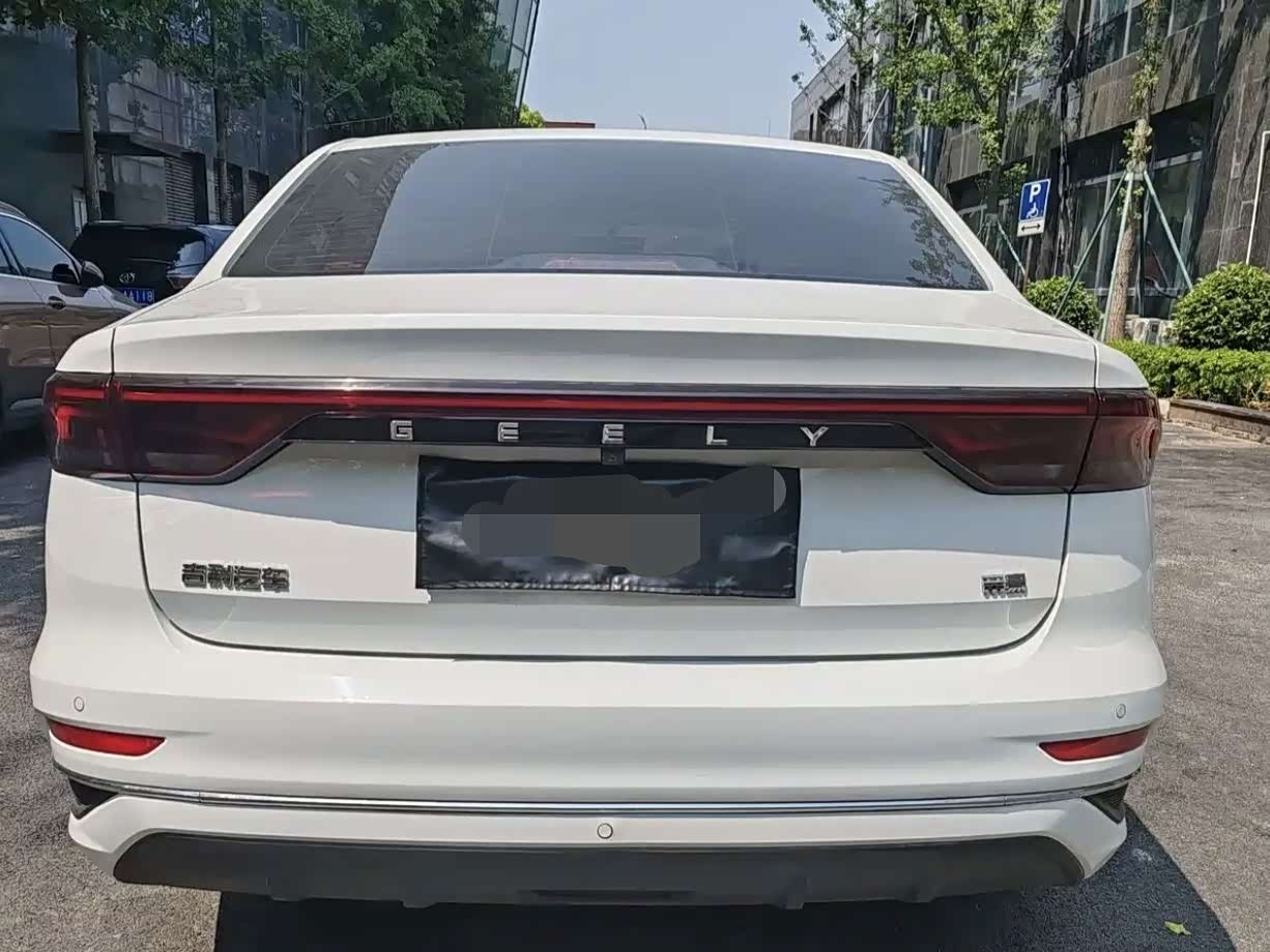 Geely Emgrand 1.5 л 2022 г. Белый, пробег 40000 км