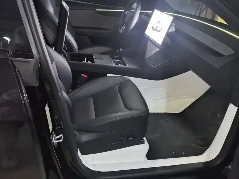 Tesla Model Y — миниатюра 8