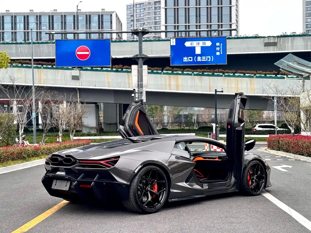 LAMBORGHINI REVUELTO