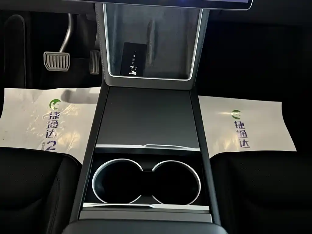 Tesla Model Y — миниатюра 30