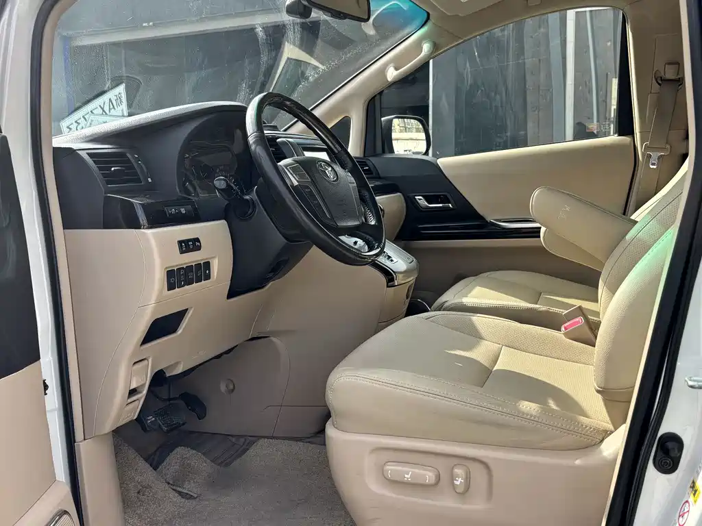 Toyota Alphard — миниатюра 4