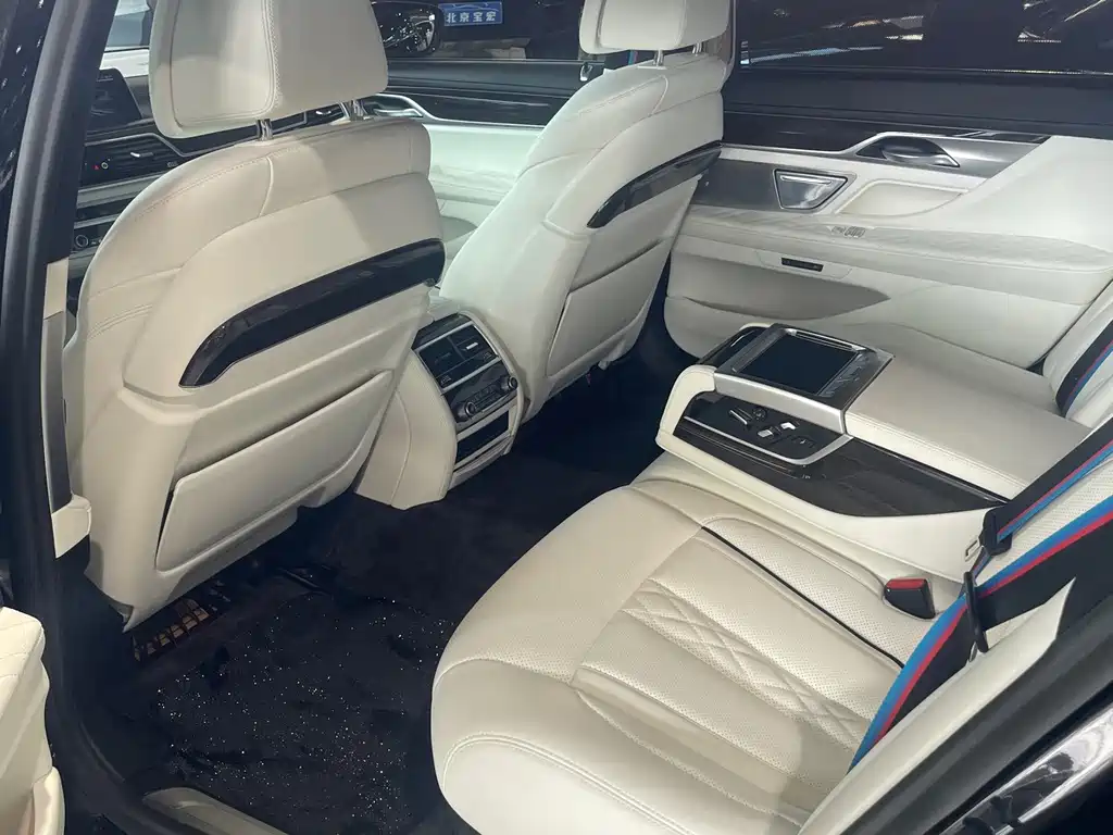 BMW 7 Series — миниатюра 6