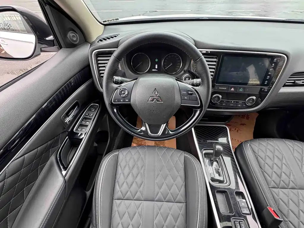 Mitsubishi Outlander — миниатюра 6