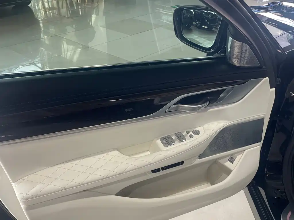 BMW 7 Series — миниатюра 4