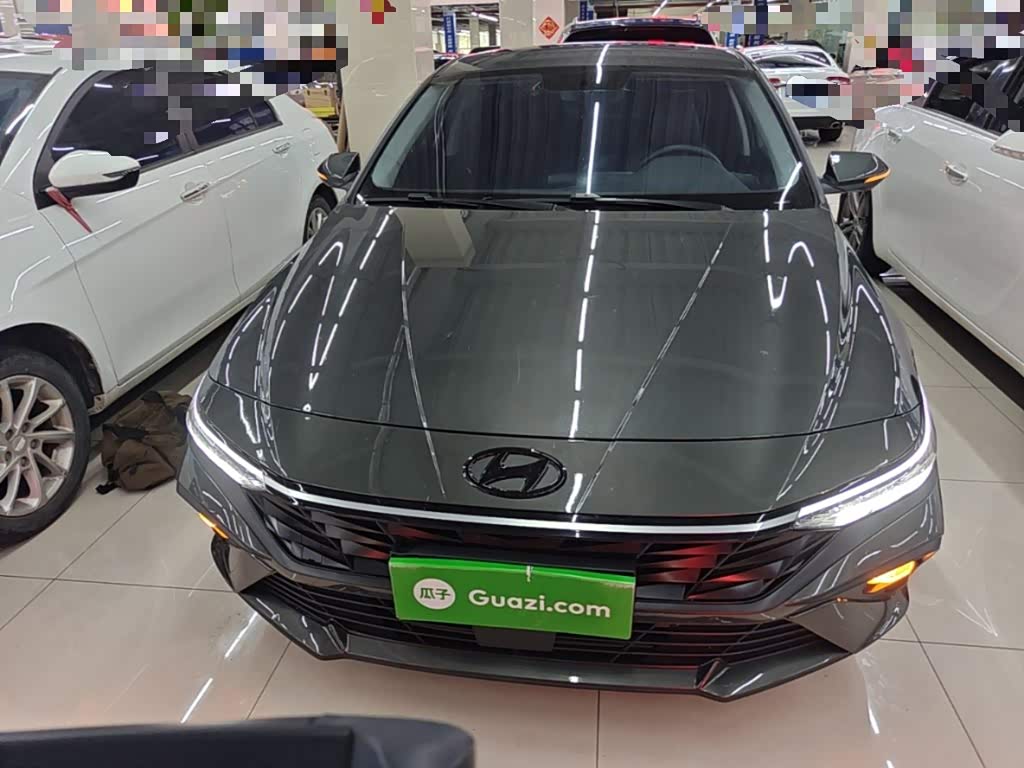 Hyundai Elantra 1.5 л 2025 г. Серебристо-серый, пробег 10500 км