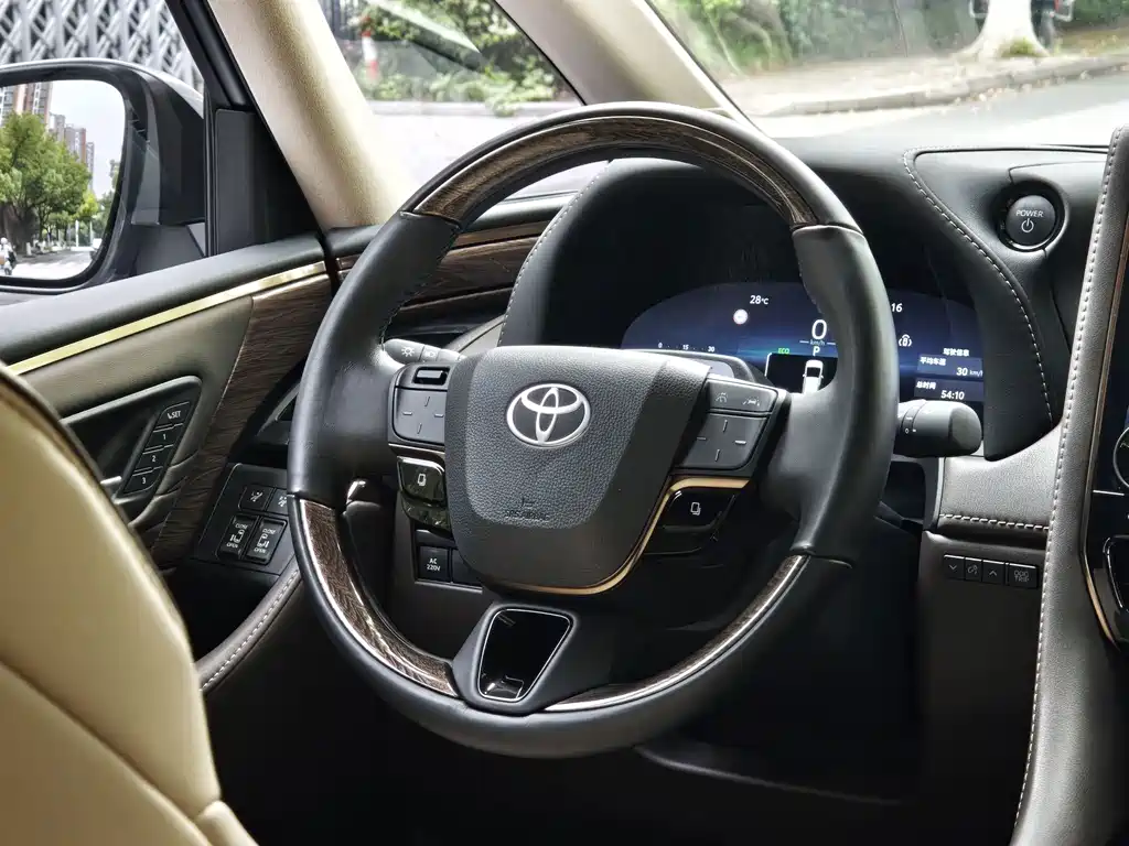 Toyota Alphard — миниатюра 5