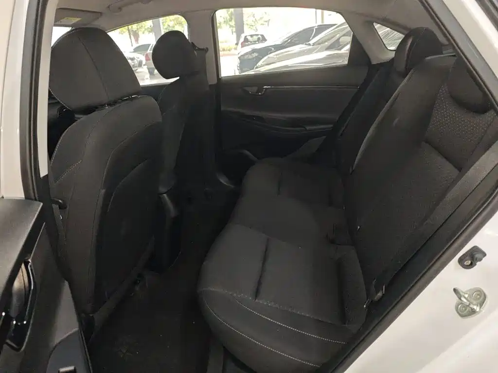Hyundai Elantra — миниатюра 17