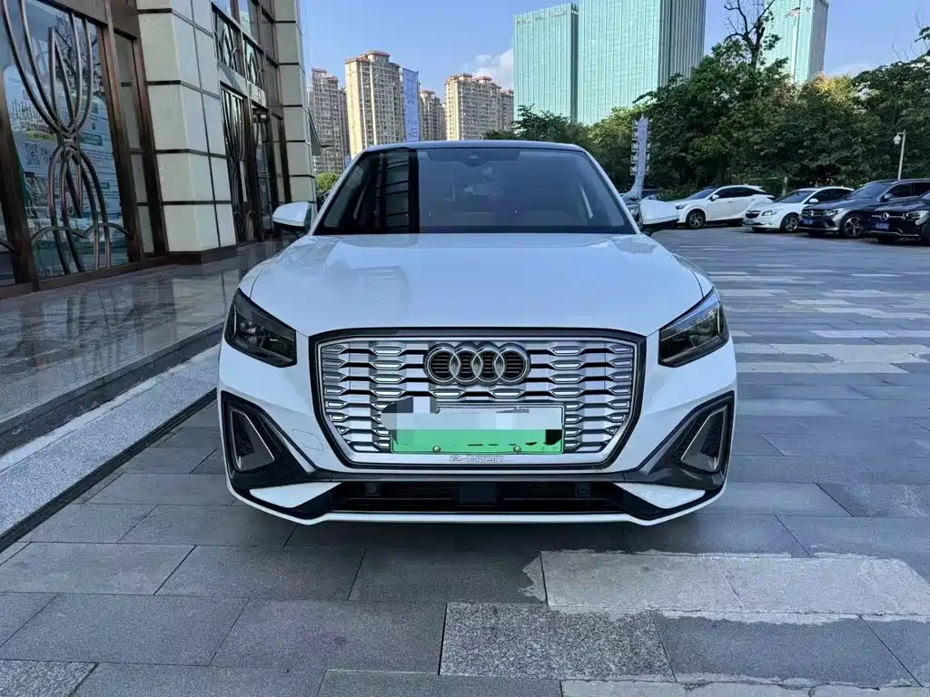 Audi Q2L e-tron — миниатюра 2