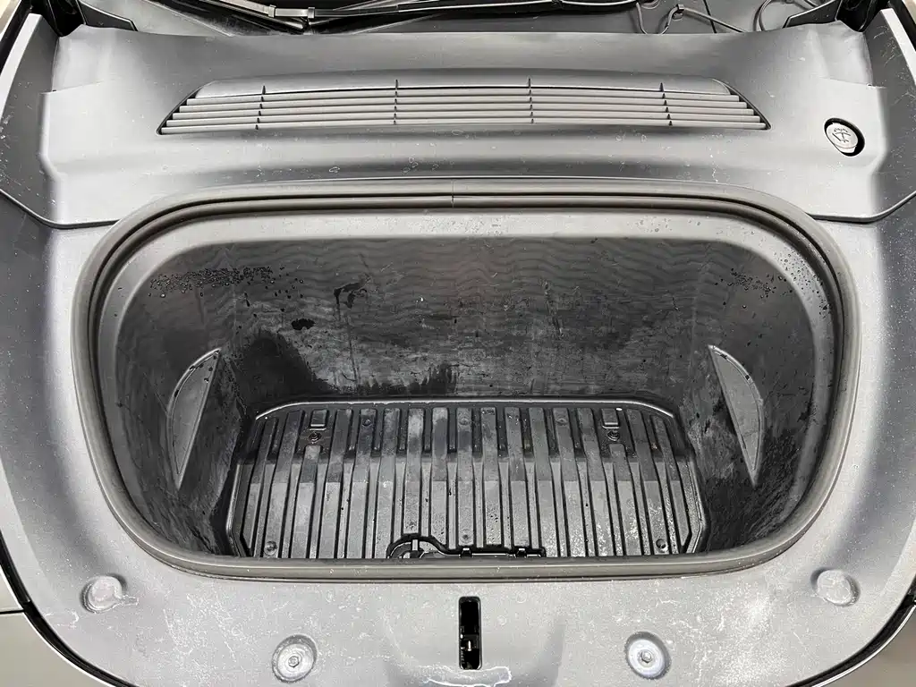 Tesla Model Y — миниатюра 27