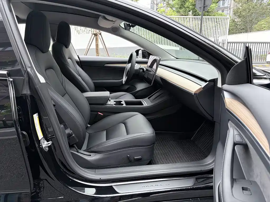 Tesla Model 3 — миниатюра 12