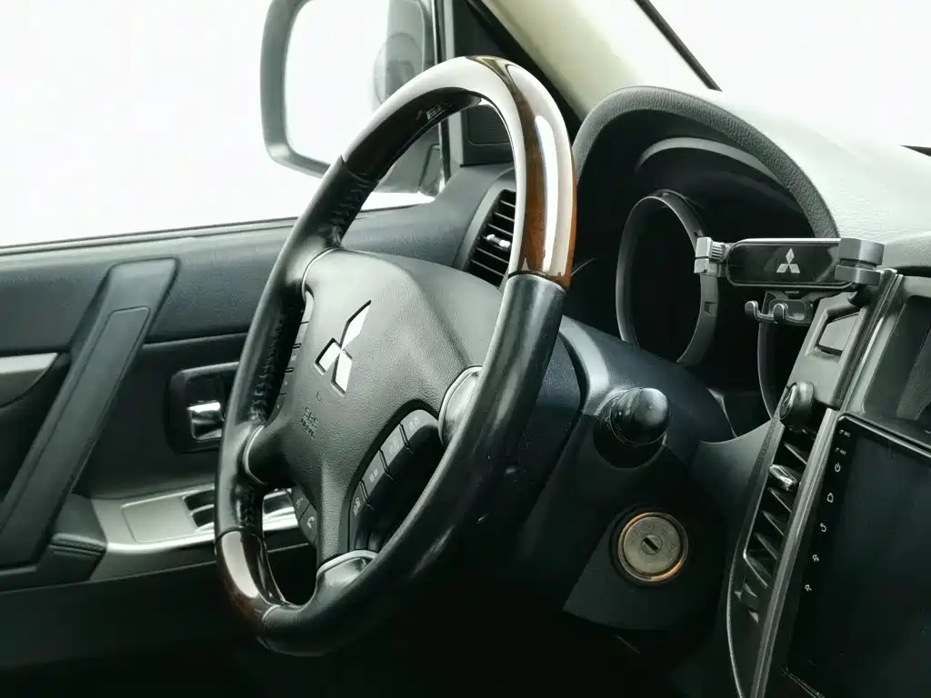 Mitsubishi Pajero (Import) — миниатюра 23