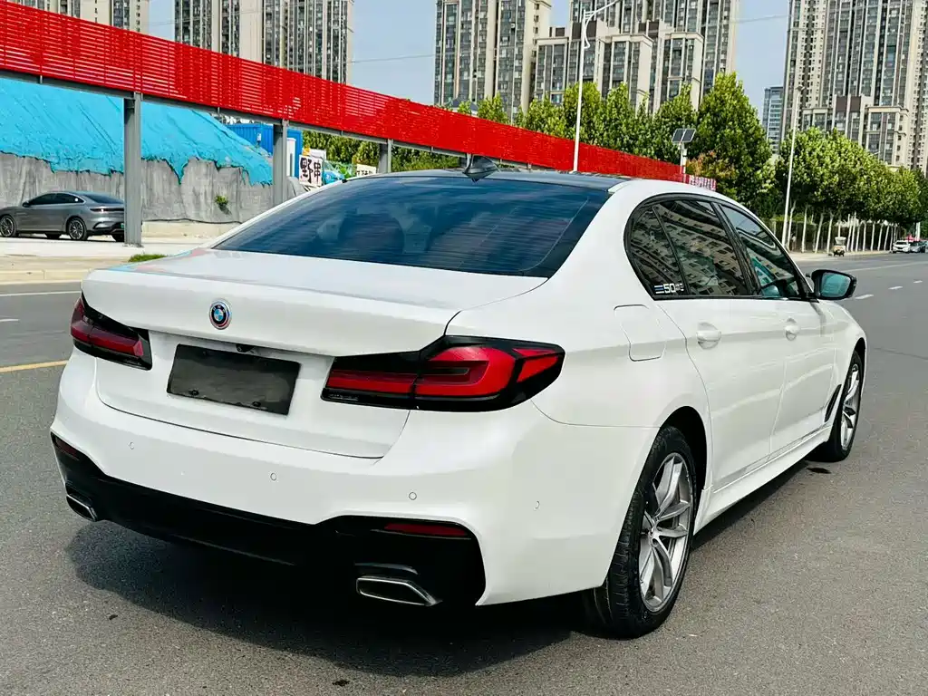 BMW 5 Series — миниатюра 7